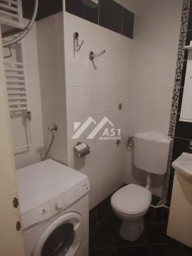 Manje kupatilo sa belim pločicama, toaletom i veš mašinom. - image 8