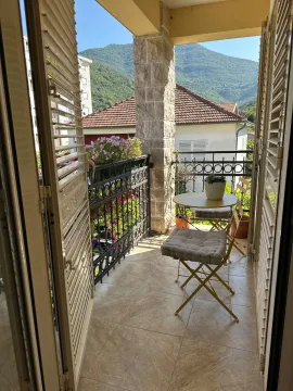 Natkriveni balkon sa garniturom za sjedenje i pogledom na okolinu. - image 6