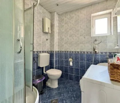 Kupatilo sa tuš kabinom, toaletom i mašinom za veš. - image 20