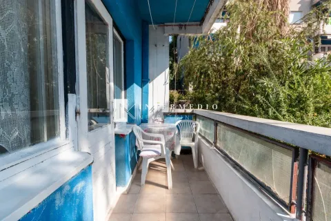 Nenatkriveni balkon sa stolom i stolicama i pogledom na zelenilo. - image 7