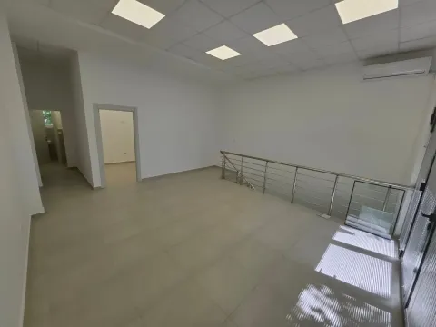 Izdavanje, poslovni prostor, 115m², Blok 6, Podgorica - image 2