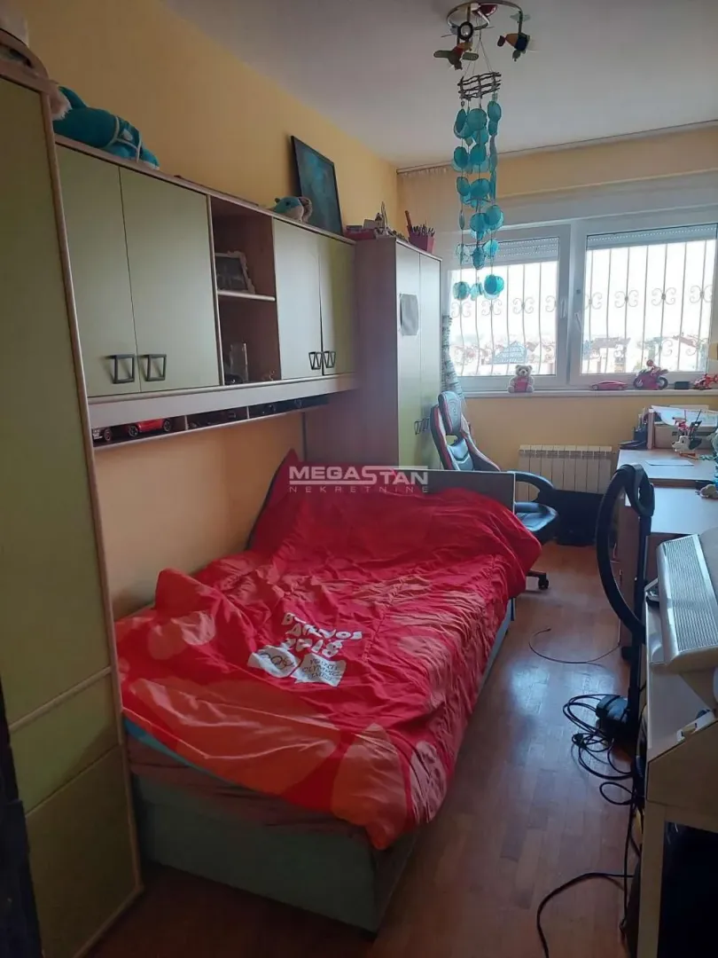 Children's bedroom with a bed, wardrobes, and a desk.