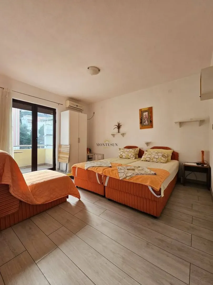 Izdavanje, trosoban stan, 100m², Gospoština, Budva