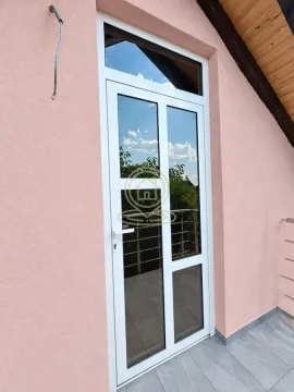 Bela balkonska vrata na ružičastoj fasadi. - image 2