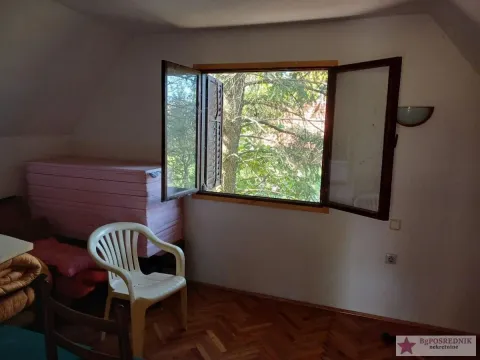 Pogled kroz otvoreni prozor u potkrovlju sa drvenim podom. - image 7