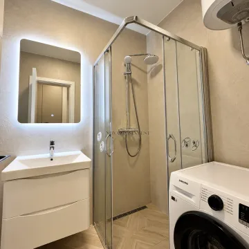 Moderno opremljeno kupatilo sa tuš kabinom, umivaonikom i veš mašinom. - image 7
