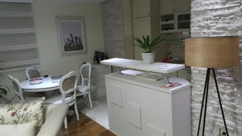 Dnevni boravak sa trpezarijskim stolom i šankom. - image 3