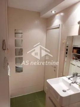 Small bathroom with a washbasin and a mirror. - image 11
