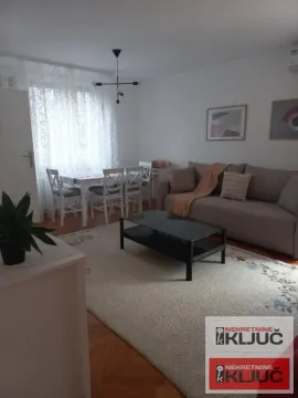 Dnevna soba sa garniturom, stočićem i trpezarijskim stolom sa stolicama. - image 13