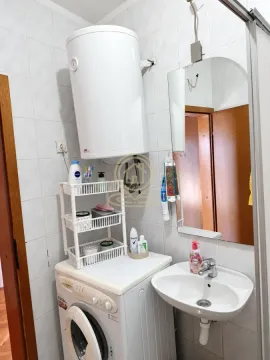 Kupatilo sa lavaboom, mašinom za veš, bojlerom i ogledalom. - image 8