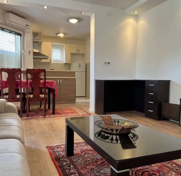 Izdavanje, dvosoban stan, 120m², Podkošljun, Budva