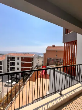 Pogled sa terase na zgrade i dvorište sa igralištem. - image 12