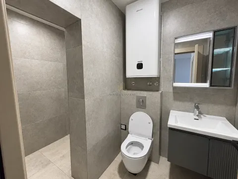 Moderne kupatilo sa tuš kabinom, WC šoljom, umivaonikom i bojlerom. - image 9