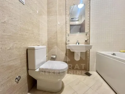 Kupatilo opremljeno keramičkim pločicama, umivaonikom, WC šoljom i kadom. - image 10