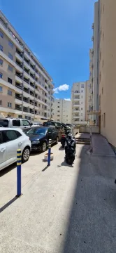Eksterijer stambene zgrade sa parkingom i prilazom. - image 2