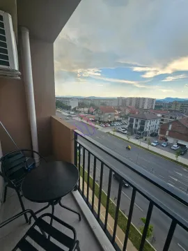 Balkon sa garniturom za sjedenje i pogledom na ulicu i naselje. - image 4