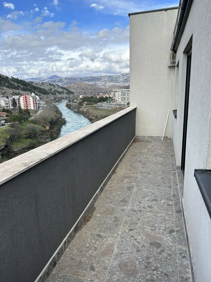 Terasa sa pogledom na rijeku.