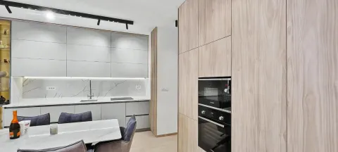 Moderna kuhinja sa ugradnim aparatima i trpezarijskim stolom. - image 6