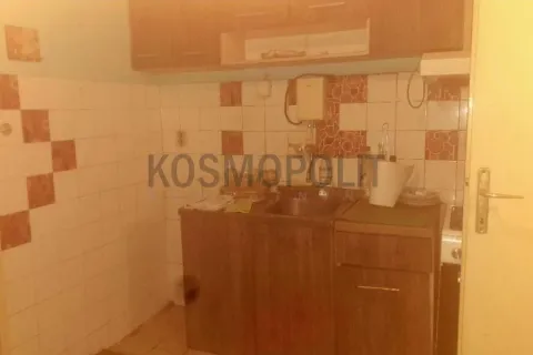 Manja kuhinja sa sudoperom, elementima i pločicama na zidu. - image 5
