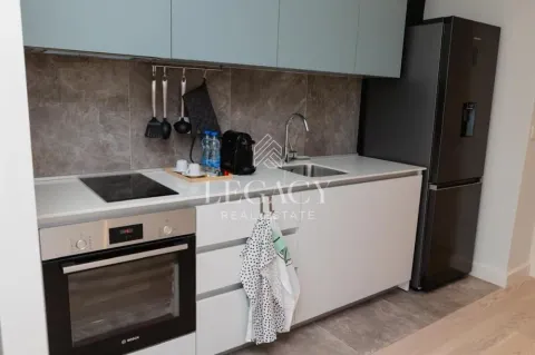 Moderna kuhinja sa ugrađenim elementima i crnim frižiderom. - image 7