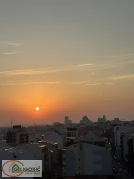 Pogled na grad sa zalaskom sunca u pozadini. - image 14