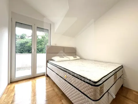 Namještena spavaća soba sa bračnim krevetom i izlazom na terasu. - image 7