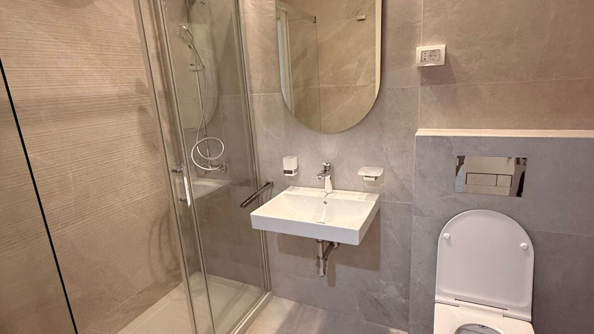 Izdavanje, poslovni prostor, 49m², Central Point, Podgorica