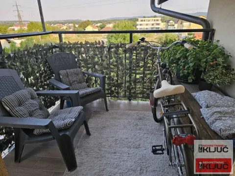 Namešten balkon sa garniturom za sedenje i biciklom. - image 12