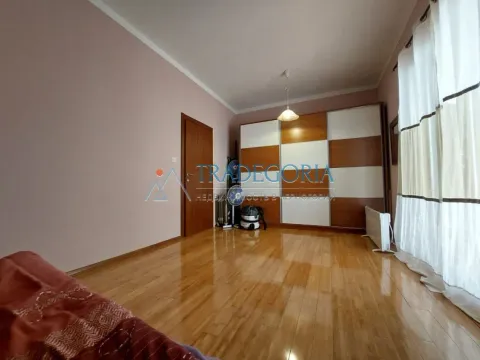 Spavaća soba sa drvenim podom, velikim plakarom i prozorom sa zavjesama. - image 36