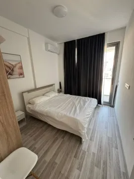 Spavaća soba sa bračnim krevetom, klima uređajem i izlazom na terasu. - image 7
