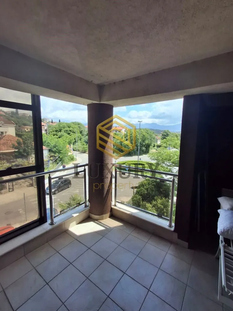 Covered terrace with a view of the street and surrounding area.