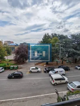 Pogled sa terase na ulicu i gradsko zelenilo. - image 17