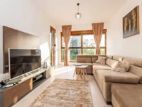 Izdavanje, jednosoban stan, 43m², Tivat, Crna Gora - image 1