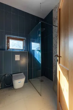 Moderno opremljeno kupatilo sa tuš kabinom i wc šoljom. - image 11