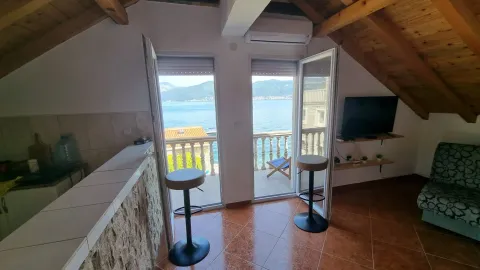 Potkrovlje sa kuhinjom, šankom, dnevnim boravkom i izlazom na terasu sa pogledom na more. - image 6