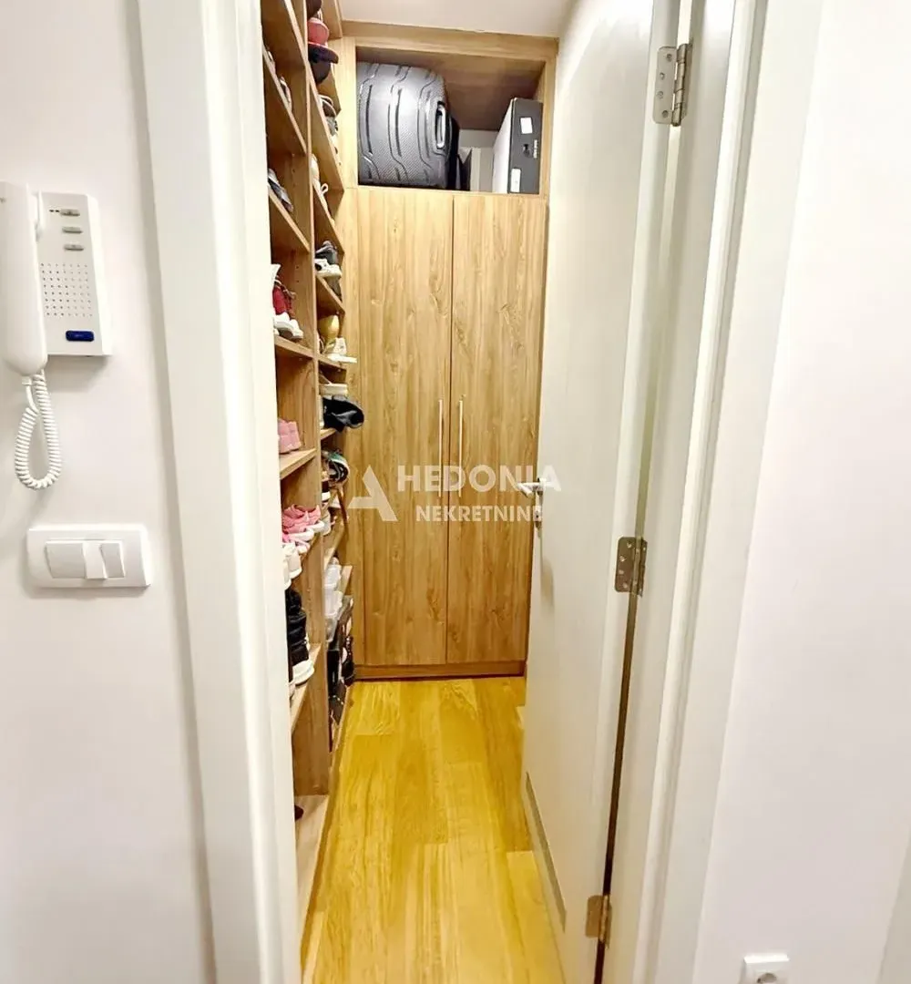 Prodaja, četvorosoban stan, 98m², Zemun Sve Podlokacije, Beograd