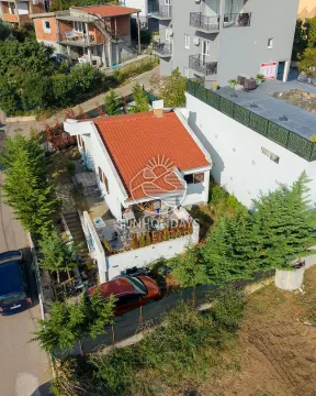 Pogled iz vazduha na kuću sa crvenim krovom i dvorištem. - image 2