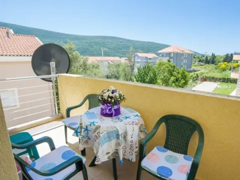 Namješten balkon sa stolom, stolicama i pogledom na okolinu. - image 3