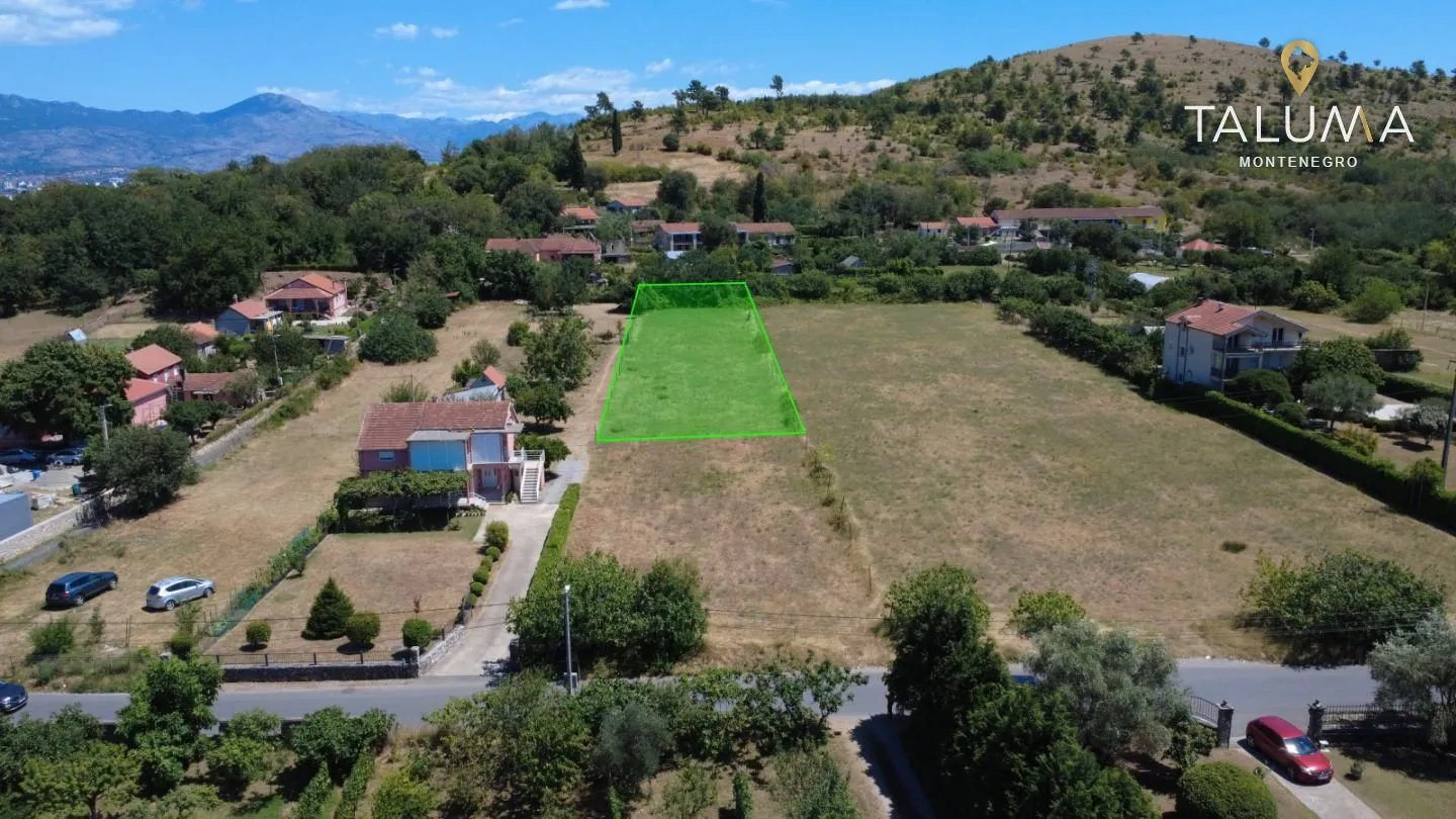 Vazdušni snimak građevinskog zemljišta sa označenim granicama parcele.