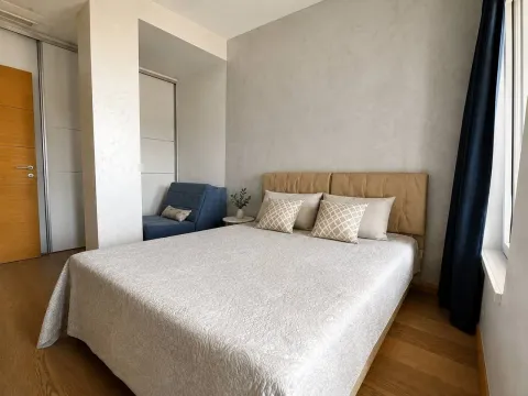 Svijetla spavaća soba sa bračnim krevetom, ugradnim plakarom i foteljom. - image 7