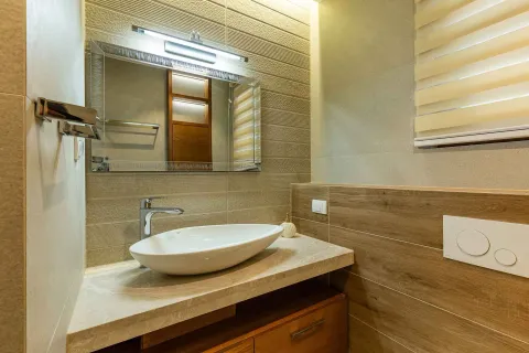 Moderne kupatilo sa umivaonikom na ploči, ogledalom i ugradnim vodokotlićem. - image 30