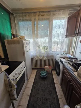 Starija kuhinja sa prozorom, šporetom, frižiderom i mašinom za veš. - image 8