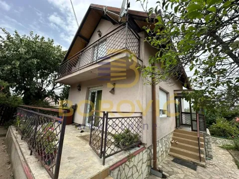 Pogled na spoljašnjost kuće sa terasom i balkonom. - image 2