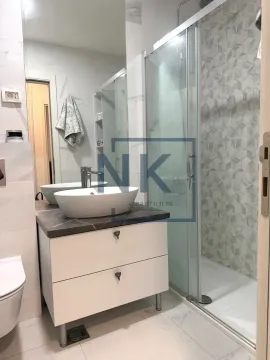 Moderne kupatilo sa tuš kabinom i umivaonikom. - image 6