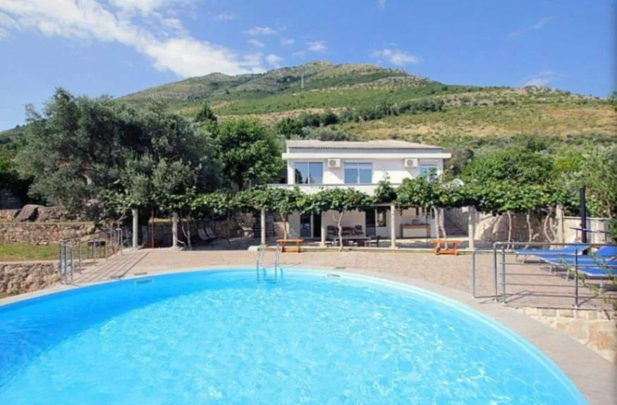 Rent, house, 180m², Reževići, Budva