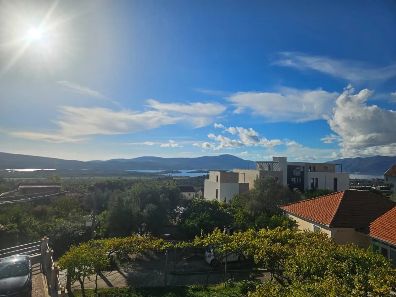Pogled na okolinu i more sa terase.