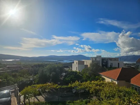 Pogled na okolinu i more sa terase. - image 9