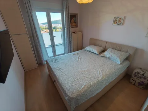 Namještena spavaća soba sa bračnim krevetom i izlazom na balkon. - image 9