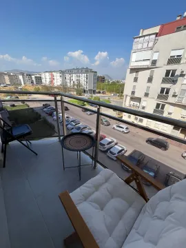 Namješten balkon sa pogledom na ulicu i gradsko naselje. - image 14