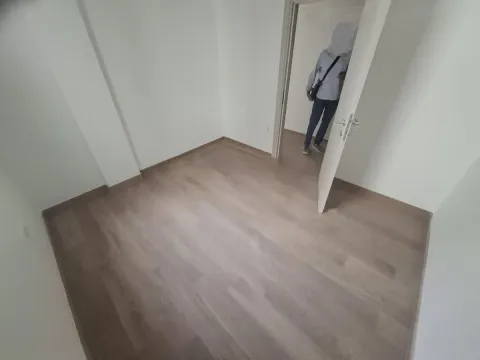 Prazna soba sa laminatnim podom i otvorenim vratima. - image 6